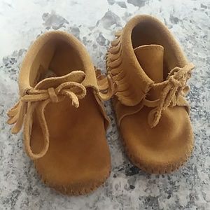 LAST DROP -MINNETONKA Moccasin size 5 - unisex